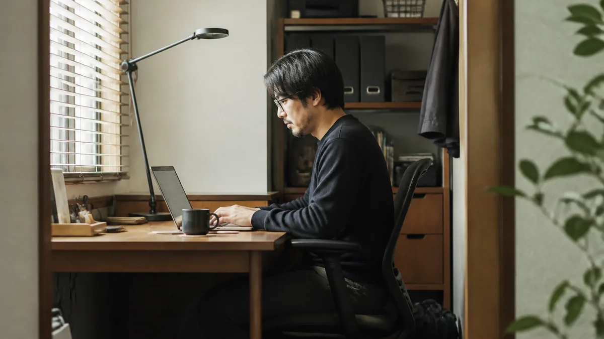 個人事業主の仕事環境はどこから整えるかについて、実際の仕事場で使い方を確かめる人