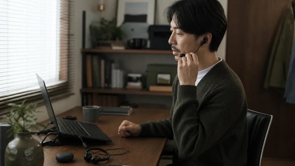 Web会議用イヤホンの選び方｜聞こえ方より話しやすさについて、実際の仕事場で使い方を確かめる人